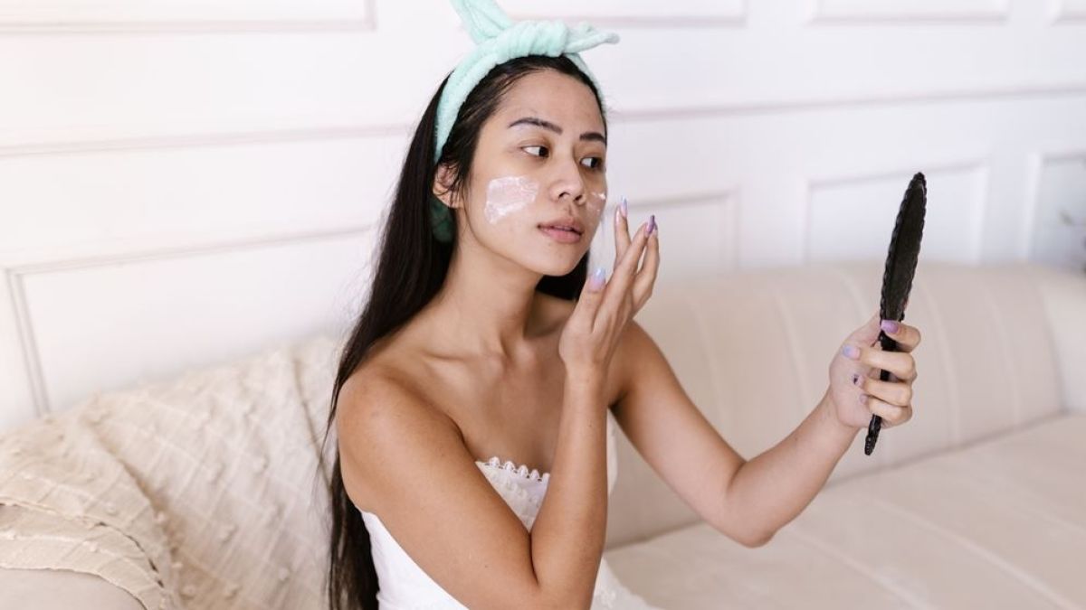 Moisturizer atau Sunscreen Dulu? Ini Urutan Pemakaian yang Benar di Pagi Hari