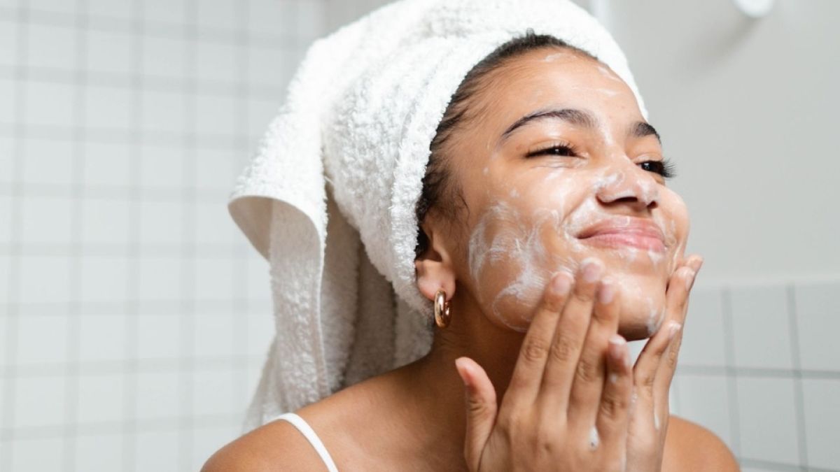 5 Sabun Cuci Muka Retinol untuk Atasi Penuaan: Bikin Wajah Halus, Cerah, dan Kencang