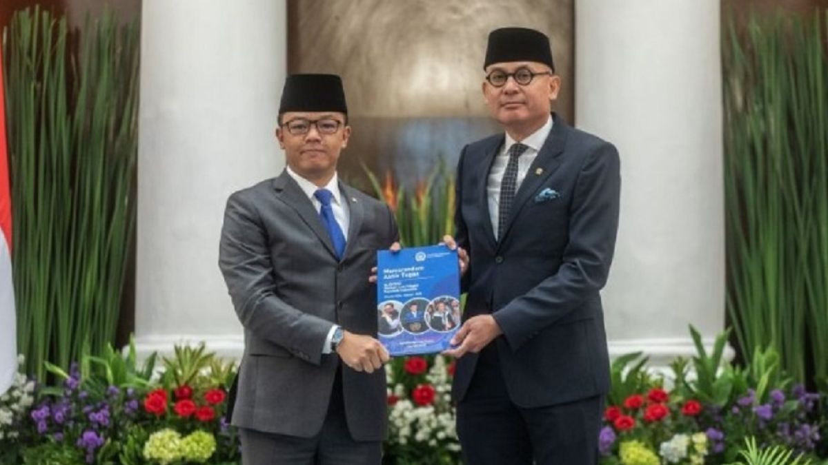 Sugiono Serahkan Jabatan Menlu kepada Arrmanatha Nasir, Keduanya Sempat Berpelukan