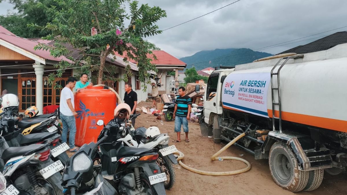 BNI Gerak Cepat Salurkan Bantuan bagi Warga Terdampak Banjir di Padang