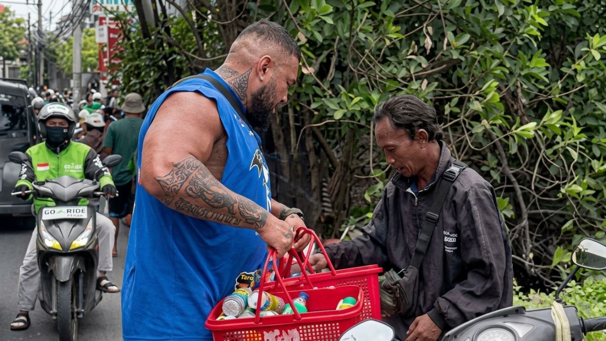 Bule Borong Minuman Dibagikan ke Warga Antre BBM di Bali, Netizen: Jauh Lebih Berharga dari Pejabat