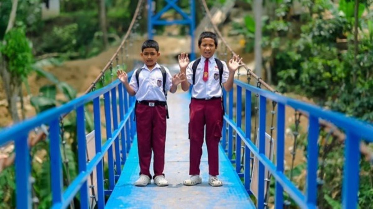 BRI Peduli Bangun Jembatan Gantung di Cianjur, Permudah Akses Sekolah dan Aktivitas Ekonomi Warga