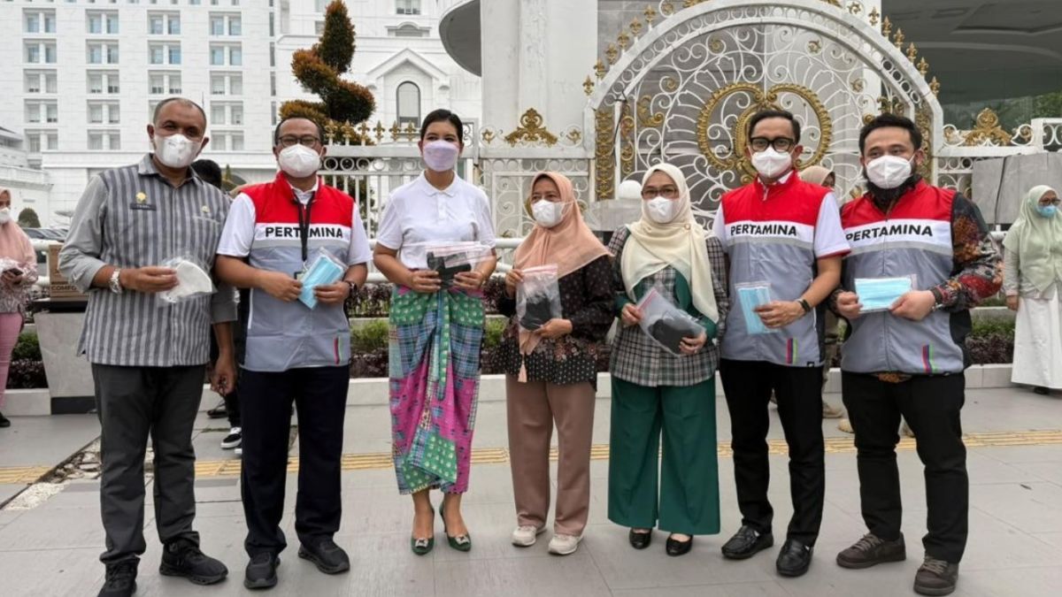Pertamina Patra Niaga Sumbagut Bagikan Masker, Dukung Kesehatan Masyarakat di Tengah Kabut Asap