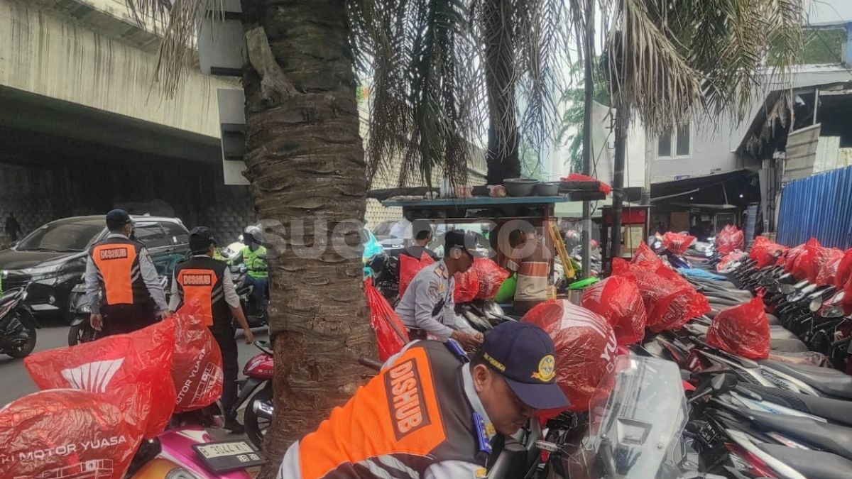 Trotoar Karet 'Disulap' Jadi Parkiran Liar, Dishub Turun Tangan Cabut Ratusan Pentil Motor