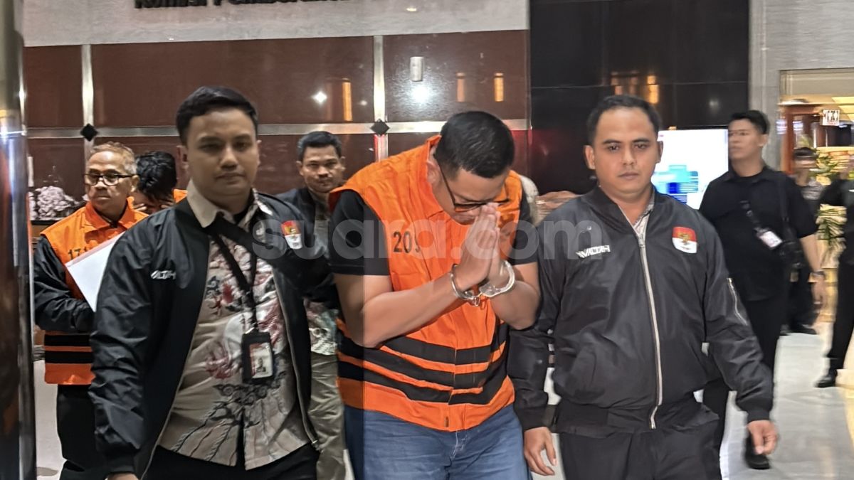 Hanya Bisa Tundukkan Kepala, Momen Bupati Klaten Resmi Berompi Oranye Menuju Sel Tahanan