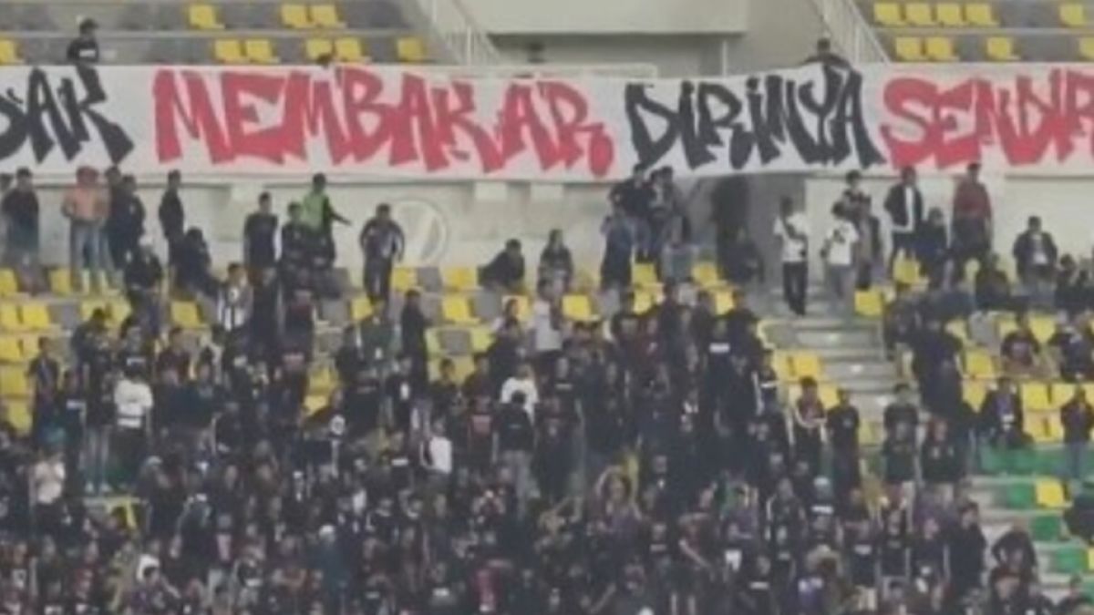 Persita Tekuk Persija 3-2, Bentrok Suporter dan Spanduk Kritik Karhutla Jadi Sorotan
