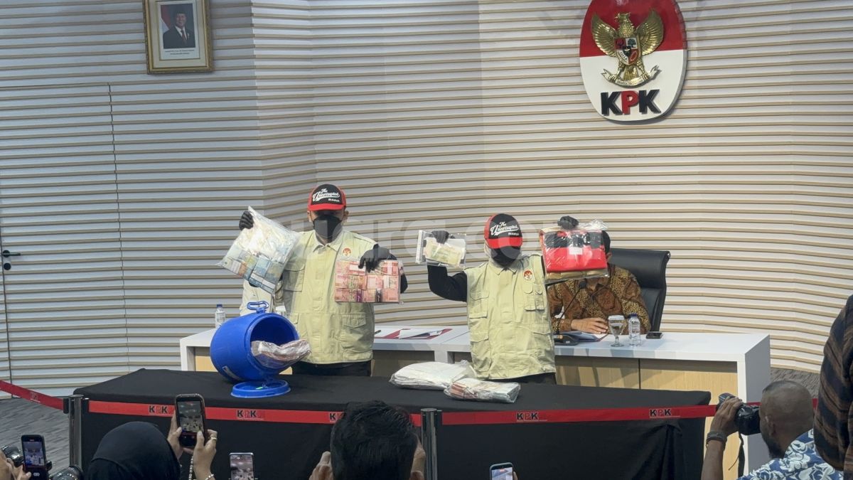 KPK Pamer Uang Rp934 Juta dalam Tong Biru dari Rumah Adik Bupati Klaten