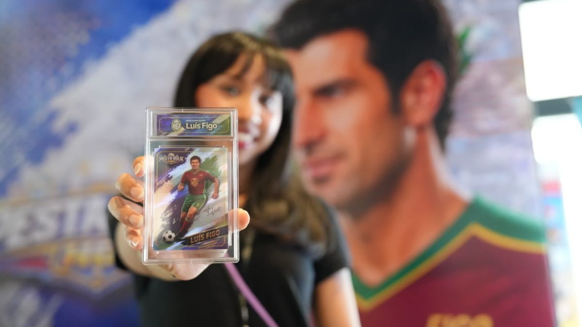 Obati Rindu Fans! Kartu Koleksi Luis Figo Diperkenalkan di Jakarta