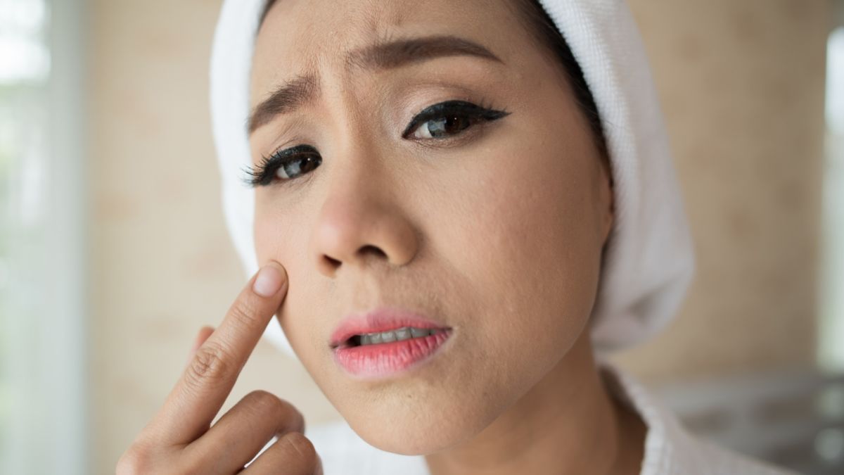 Cara Memakai Bedak Padat agar Tidak Dempul, Hasil Lebih Flawless dan Natural