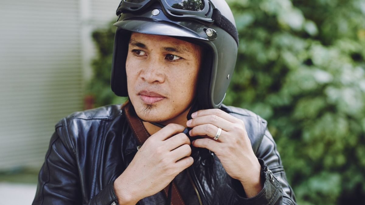 Pakai Helm Tanpa Kaca Bisa Kena Tilang Polisi? Ini Aturan yang Wajib Riders Tahu!