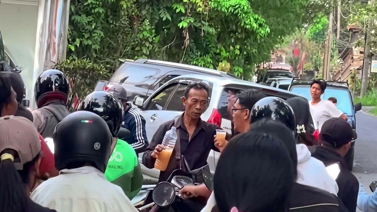 Semua Happy saat BBM Langka, Bapak Ini Bagi-bagi Tuak ke Pengantre Pertalite di Bali