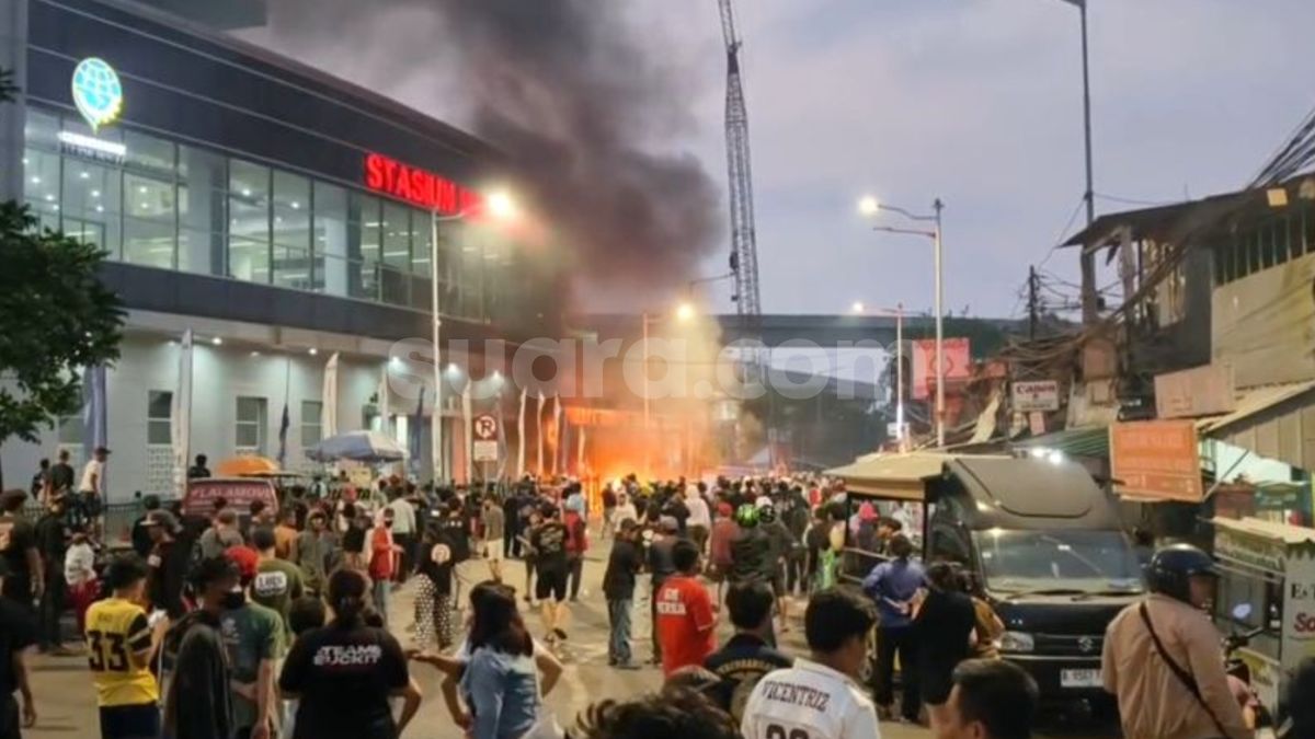 Tawuran Mencekam di Manggarai: Kios Terbakar, 6 Pemuda Berakhir di Kantor Polisi