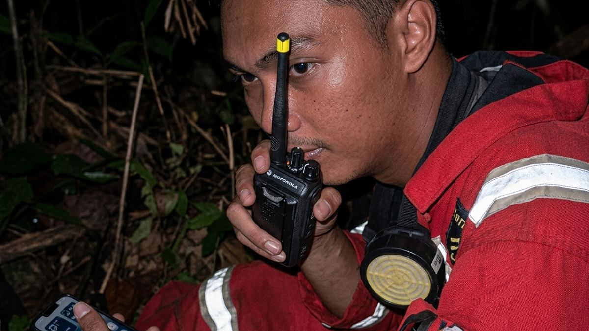 Ngakak Semua! Viral Relawan Karhutla Limunjan Hibur Tim Pakai Suara Jokowi di Tengah Kebakaran Hutan