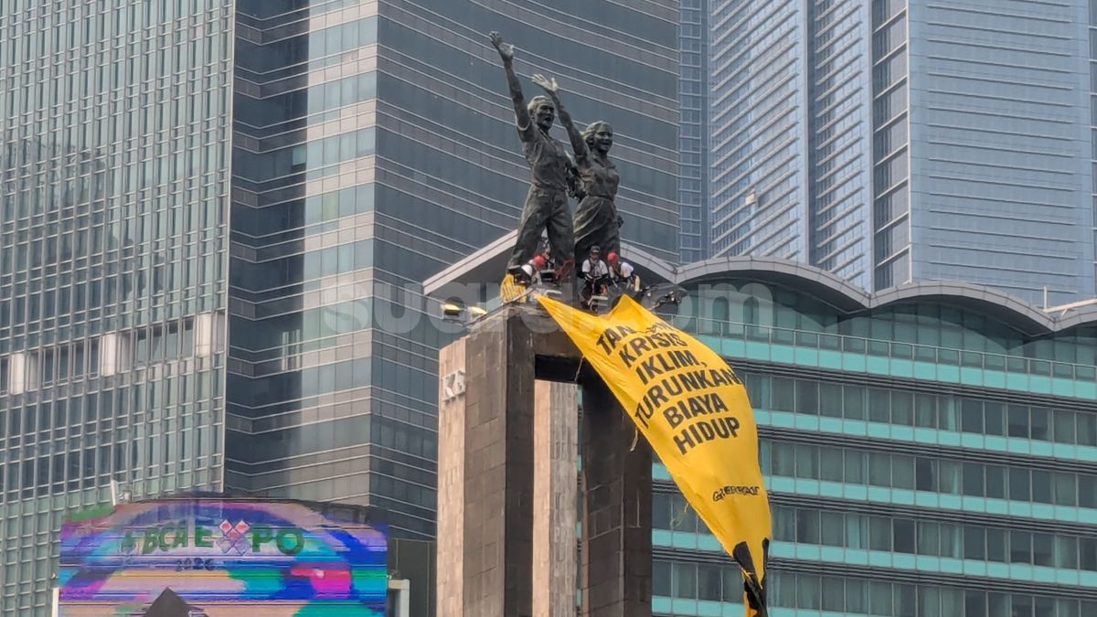 Dari Puncak Monumen HI, Greenpeace Kibarkan Bendera 'Tangani Krisis Iklim, Turunkan Biaya Hidup'