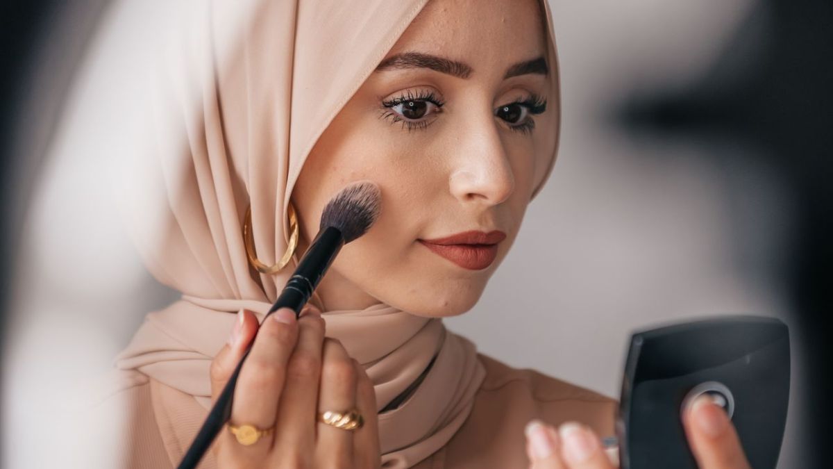 Bagaimana Cara Mengunci Bedak Padat agar Tidak Luntur saat Pakai Masker? Ikuti 7 Tips Ini