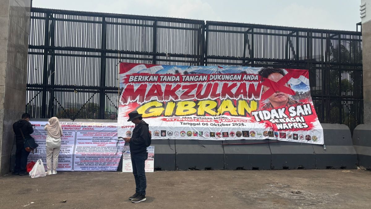 Massanya Tak Terlihat, Spanduk Besar 'Makzulkan Gibran' Terbentang di Pagar DPR