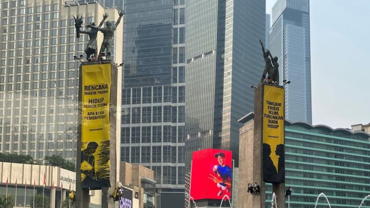 Bentangkan Spanduk Protes di Bundaran HI, 6 Aktivis Greenpeace Digelandang ke Polda Metro Jaya