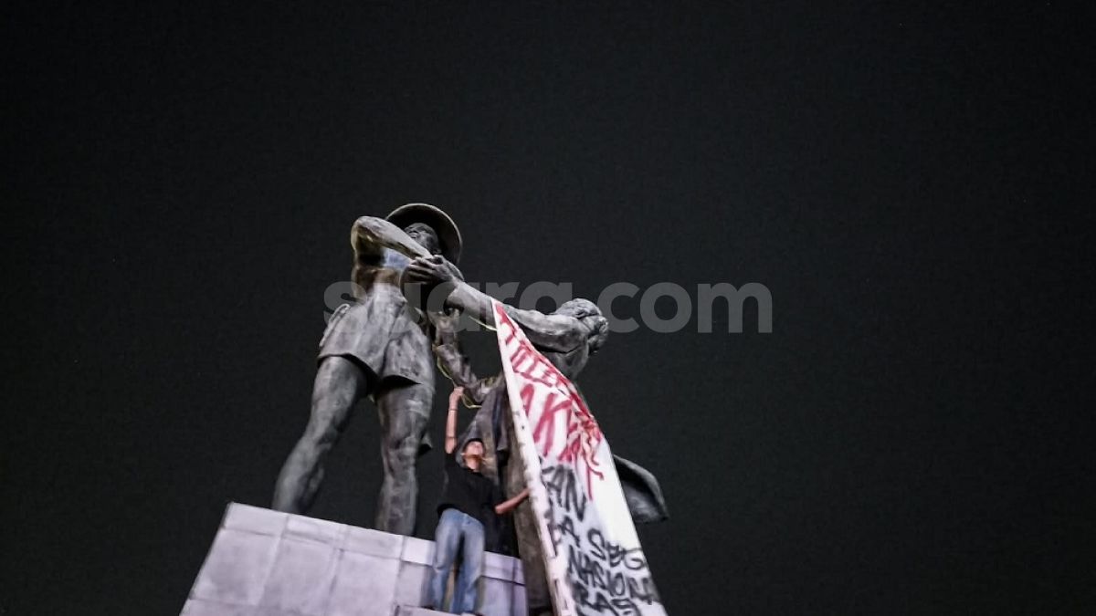 Tembus Penjagaan, Spanduk Protes 2 Tahun Rezim Prabowo Berkibar di Monumen Tugu Tani