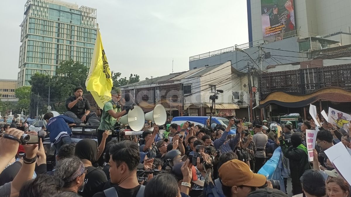 Tensi Meningkat, Massa Aksi Mulai Tutup Sebagian Jalan Menteng Raya