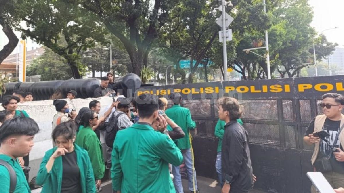 Demo Dua Tahun Prabowo-Gibran, Jalan Menuju Patung Kuda Ditutup dan Mahasiswa Tertahan Barikade