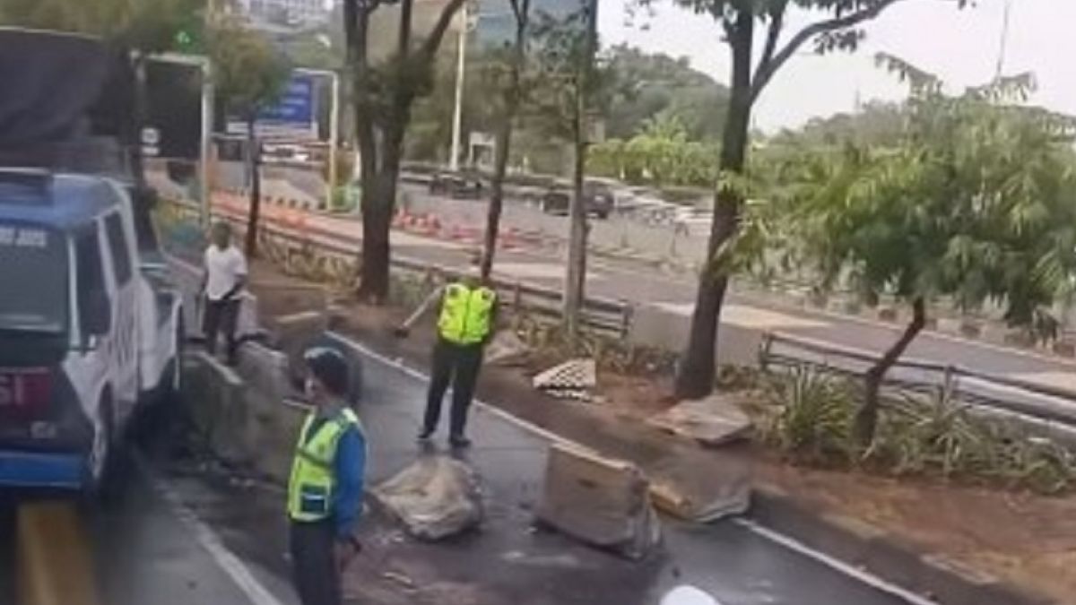 Truk Tabrak Pembatas Jalan di Slipi, 5 Koridor dan 3 Rute Pengumpan Transjakarta Terdampak