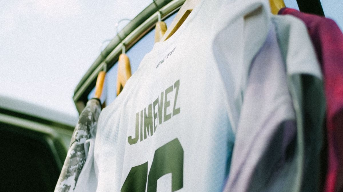 Kenapa Jersey Olahraga Gampang Bau Apek? Ternyata Ini Penyebab dan Trik Mencucinya
