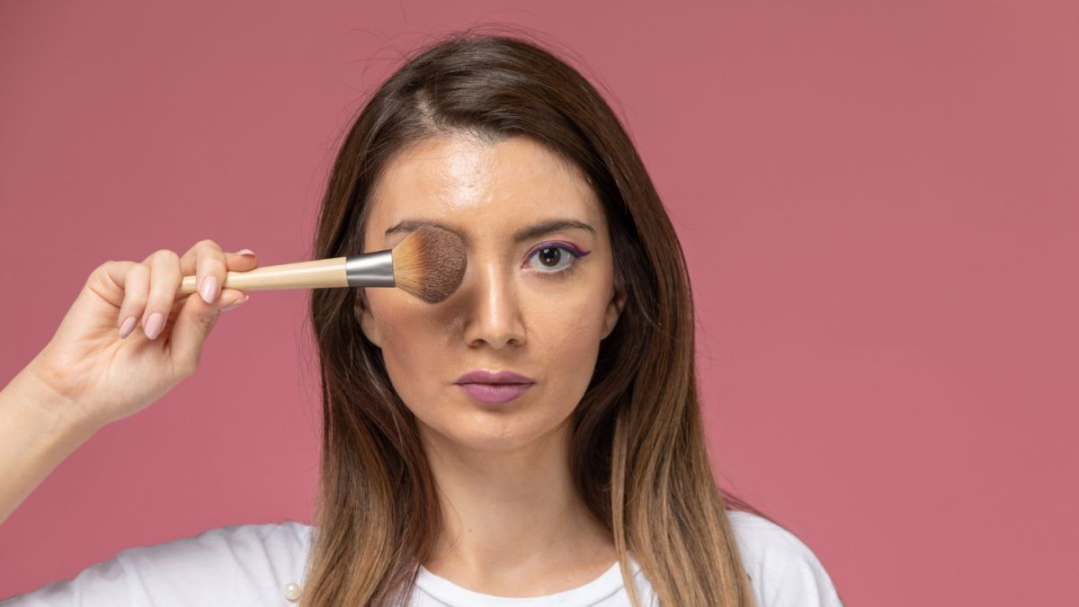 Bagaimana Urutan Pakai Bedak Tabur dan Bedak Padat yang Benar untuk Menghasilkan Makeup Tahan Lama?