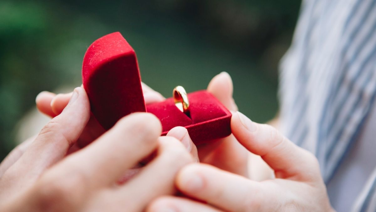 Arti Mimpi Dikasih Cincin Emas oleh Seseorang, Benarkah Pertanda Jodoh?