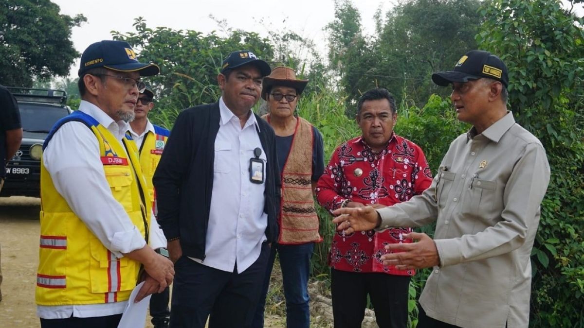 Kebut Perintah Prabowo, Menteri PU Pacu 2.300 Km Jalan Kalimantan-Malaysia