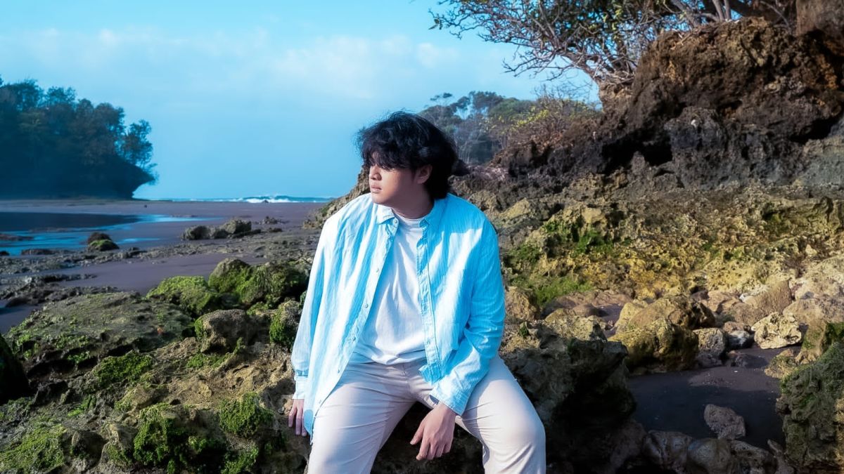 Sempat Vakum Setahun, Ravi Andika Kembali dengan Bulan Biru yang Bikin Mewek
