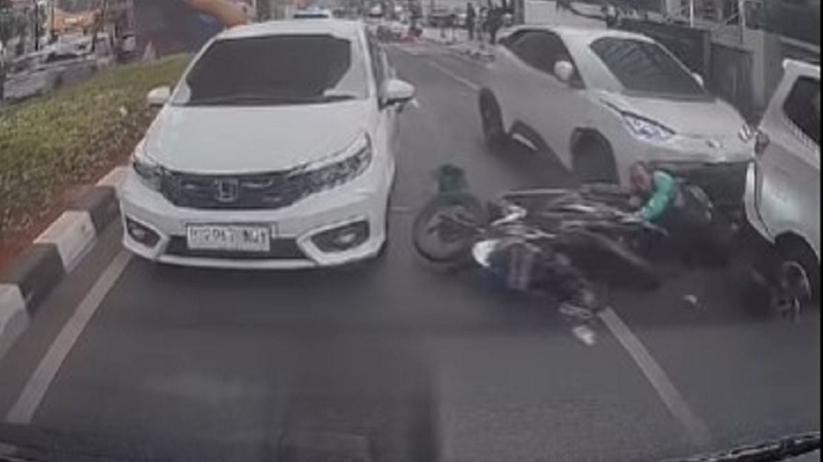 Driver Ojol Patah Tulang Usai DItabrak dan Dilindas Taksi Online Dua Kali di Panglima Polim