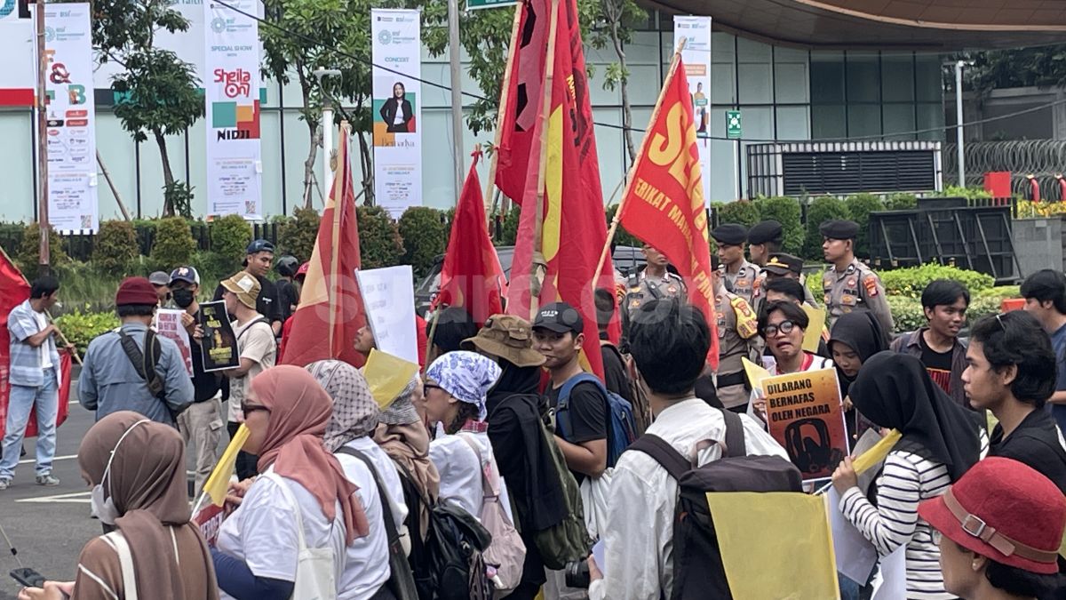 Massa Demo di Patung Kuda Tuntut Prabowo Stop MBG, Dananya Kasih ke Korban Karhutla!