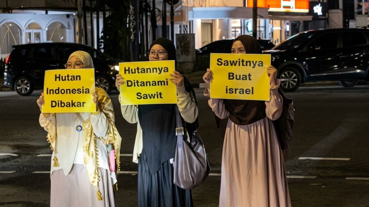 Heboh Trio Wanita Berjilbab Bentangkan Poster Isu Sawit Indonesia Dikirim ke Israel