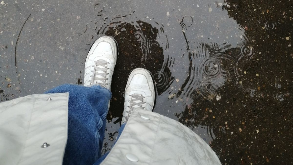 Cara Mengeringkan Sepatu Kehujanan Tanpa Dijemur, Praktis dan Gak Bikin Rusak!