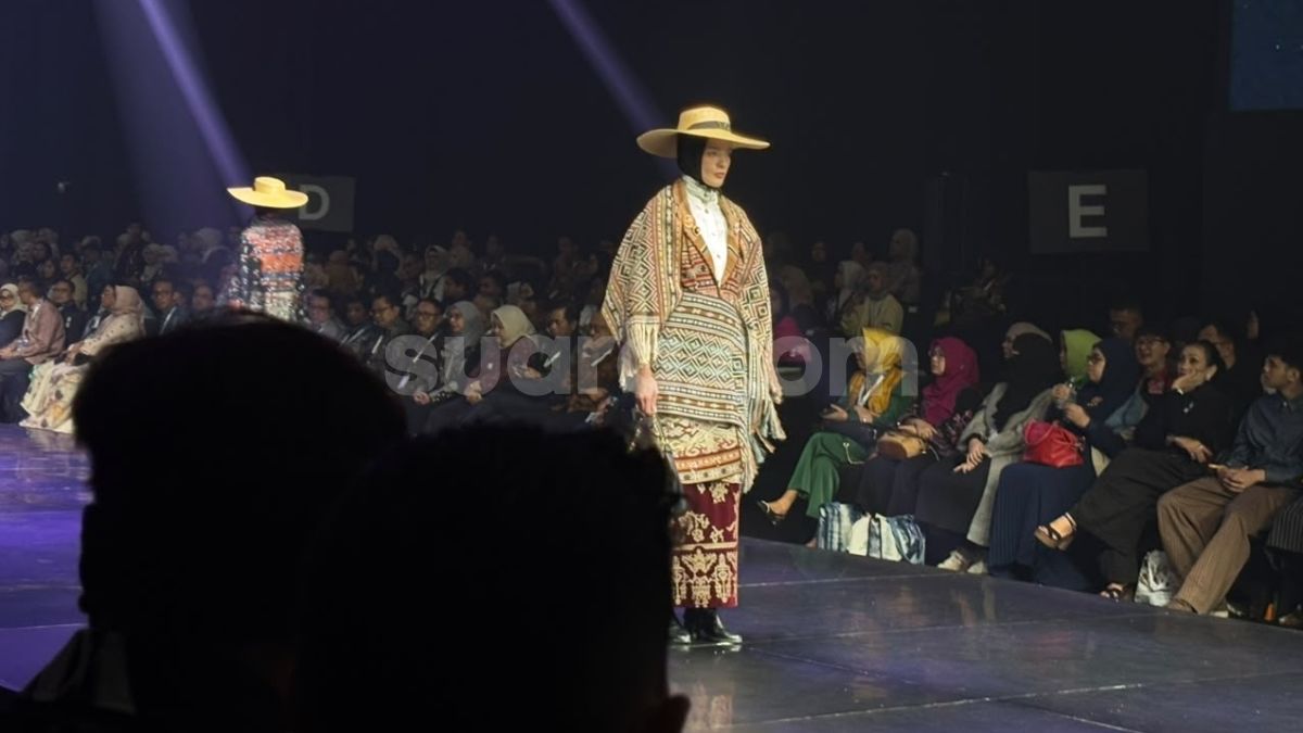 Kain Tenun Sumba Gak Boleh Sembarang Dipotong, Desainer Terapkan Teknik Draperi