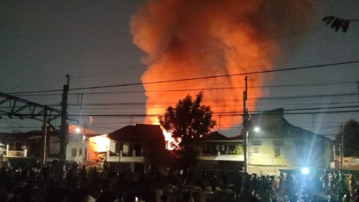 Kebakaran Landa Permukiman Padat di Menteng Jakpus, 16 Mobil Damkar Dikerahkan