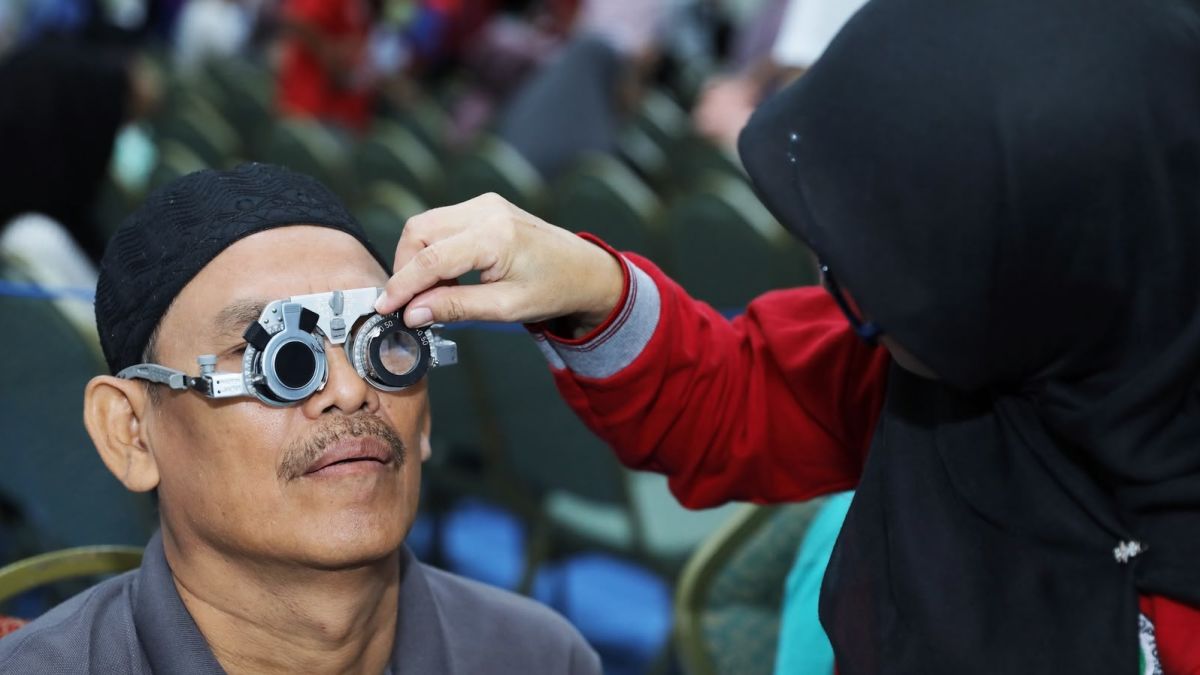300 Warga Tangerang Ditargetkan Terima Pemeriksaan Mata Gratis dan Bantuan Kacamata