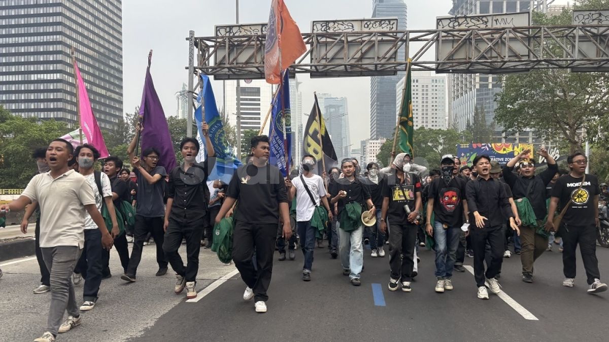 Mahasiswa UHAMKA Dihadang Polisi saat Long March ke Bundaran HI, TransJakarta Ikut Tertahan