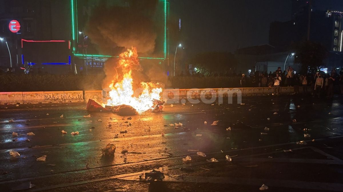 Massa Pendemo Bakar Barier Dekat Plaza UOB, Letusan Terdengar