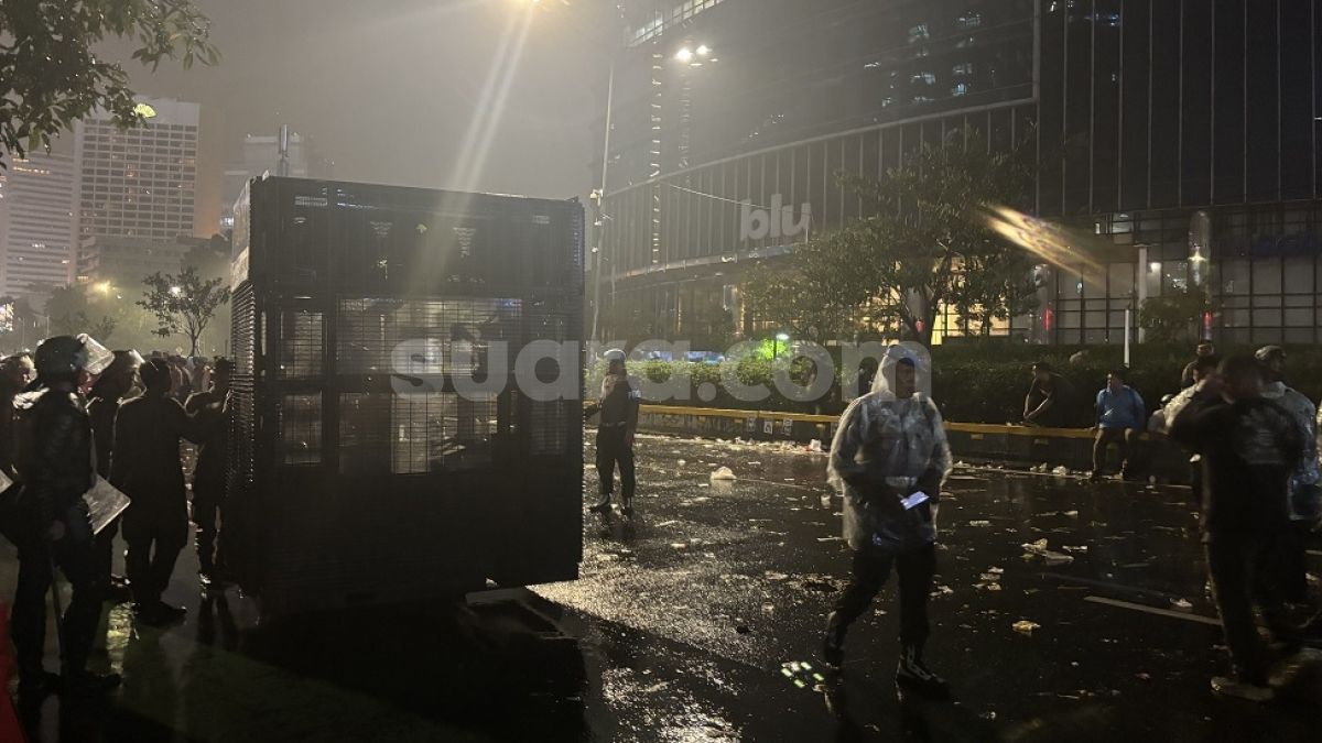 Diguyur Hujan Deras, Polisi Pukul Mundur Massa Demo Mahasiswa di Plaza UOB Dukuh Atas