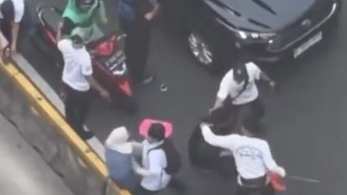 Viral Video Pria Kaos Putih Diduga Tangkap Paksa Pendemo, Sopir Ojol Dibanting ke Jalan