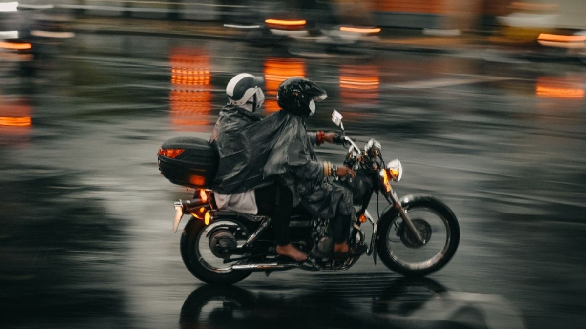 Helm Basah Karena Kehujanan? Begini Cara Mengeringkannya agar Tidak Bau