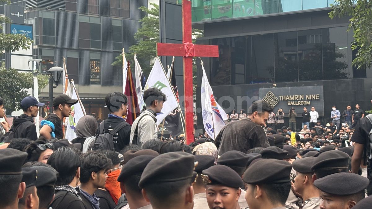 Salib Merah Besar ala Film 'Pesta Babi' Hiasi Demo Mahasiswa di Dukuh Atas, Ini Maknanya