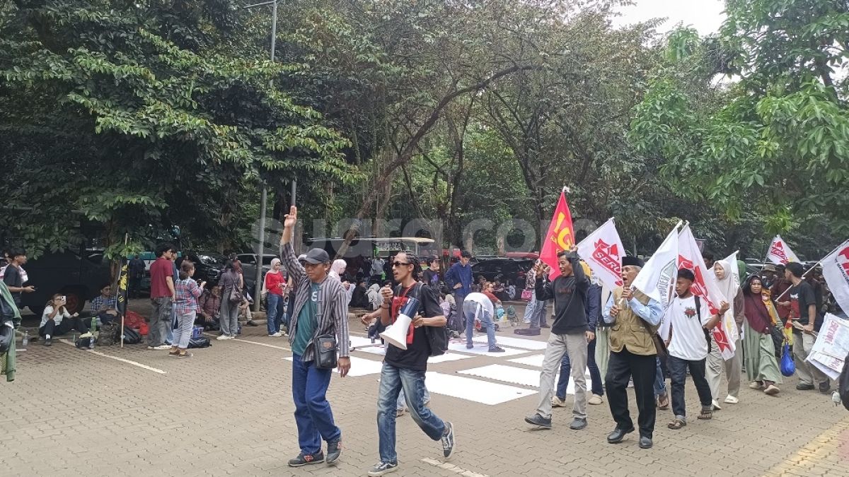 Siap Berangkat Demo ke Bundaran HI, Emak-emak Sampai Mahasiswa Menyemut di UI