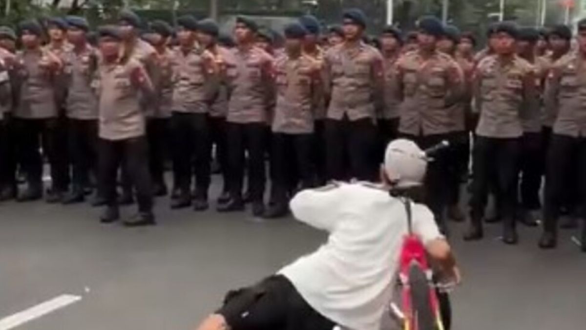 Muka Tegang Polisi Hadapi Pendemo 28 Oktober, Diuji Nahan Ketawa dengan Atraksi Sepeda Muter