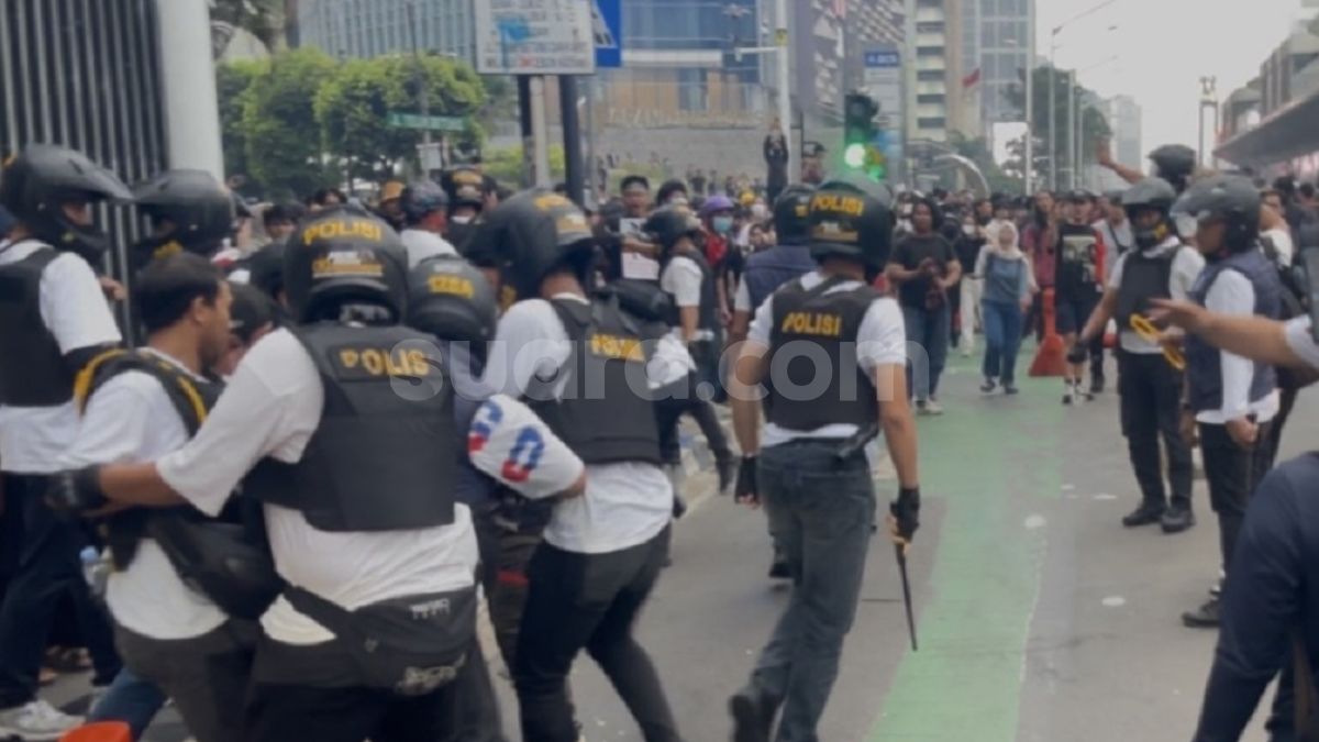 Bentrok Pecah di Grand Indonesia, Massa Demo Kena Hantam Baton dan Helm Aparat