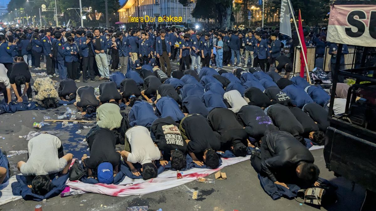 Sujud Mahasiswa Trisakti di Patung Kuda: Mengetuk Pintu Langit Kala Suara Rakyat Tak Didengar