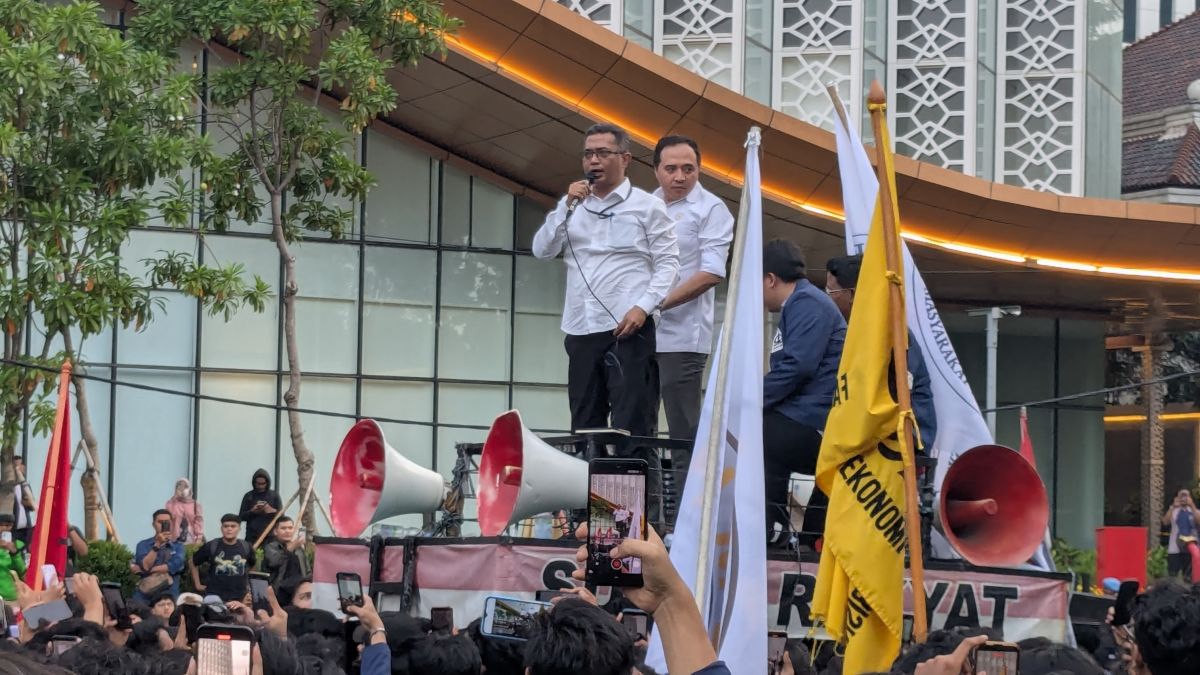 Naik Mobil Komando di Patung Kuda, Stafsus Mensesneg Diteriaki Bohong Mahasiswa Trisakti
