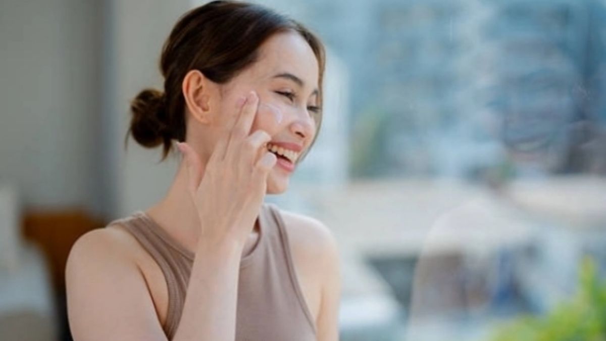 Sunscreen SPF 50 Tahan Berapa Jam di Kulit? Ini Fakta Medis dan Aturan Pakainya