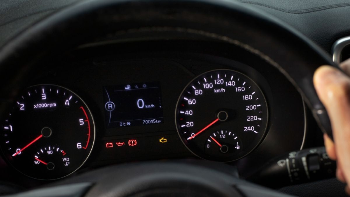 Ciri-ciri Odometer Mobil Bekas Diakali dan Diputar Mundur, Cek Sebelum Beli!
